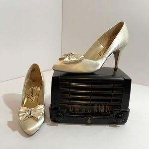 Vintage Brian Jeffrey ivory satin heels. Size 8
